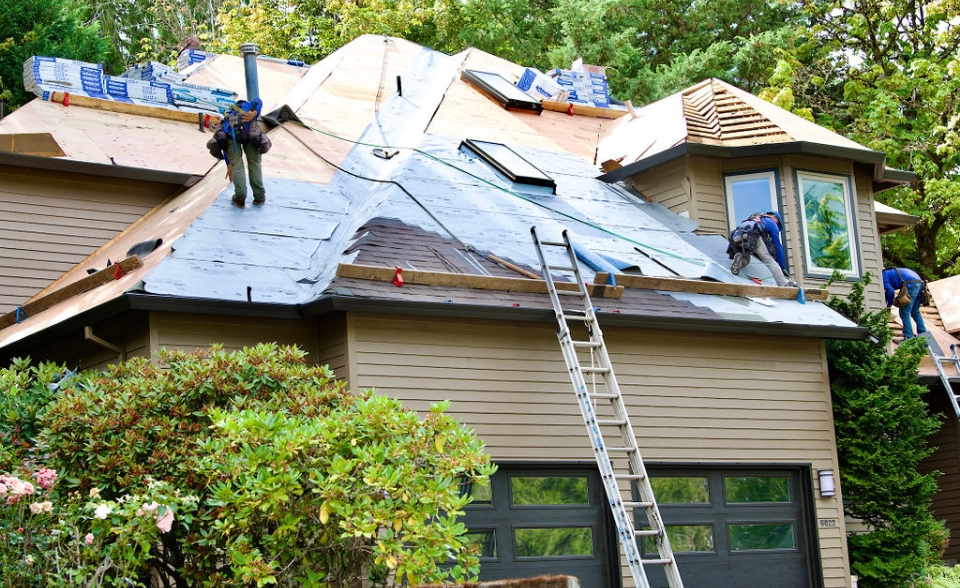 Installing new shingles on two story home in Portland, OR